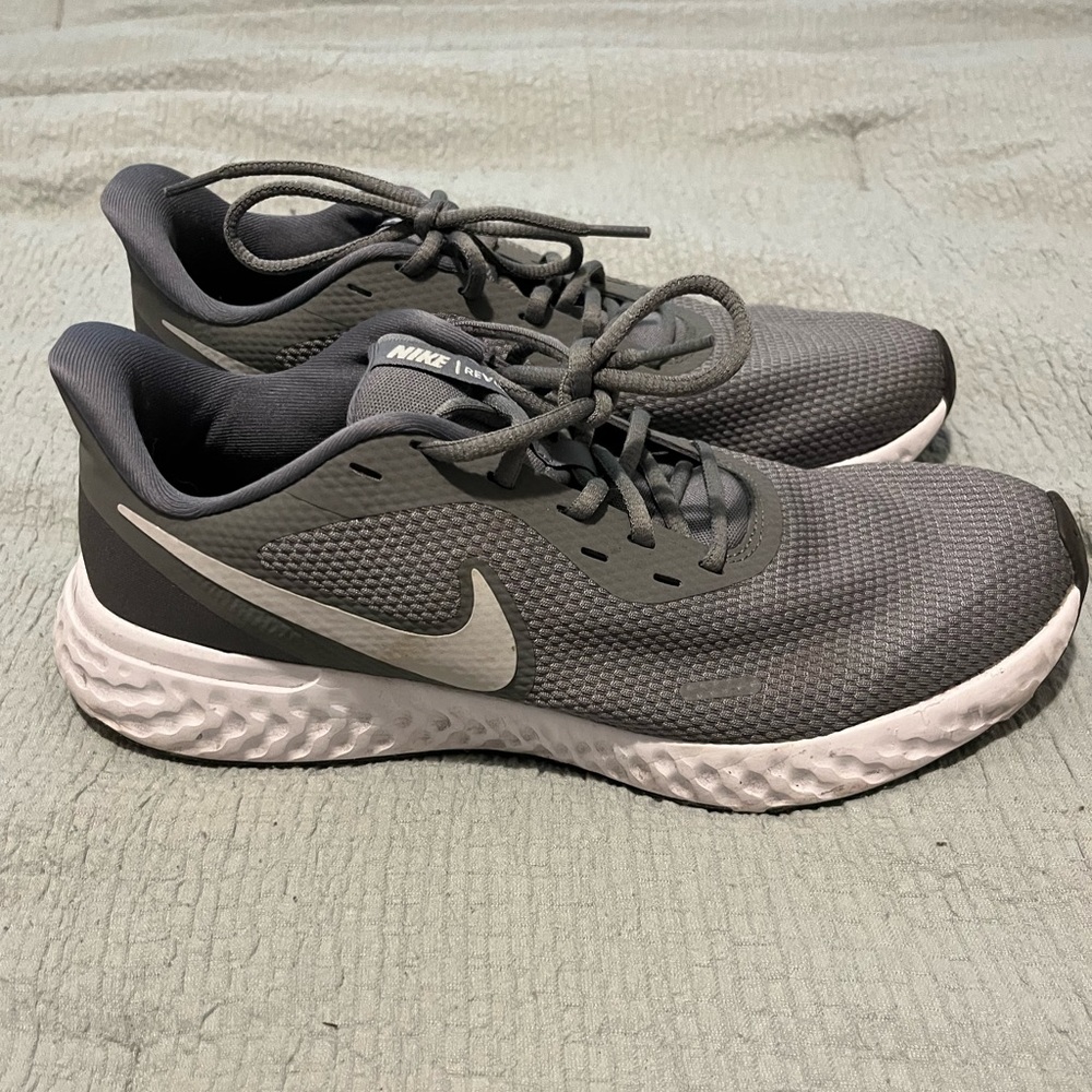 Nike Revolution 5 Gray
